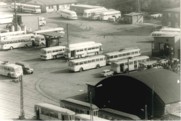 Ikarus Typen 180er/556er auf dem Betriebsgelände in der Magdeburger Allee.