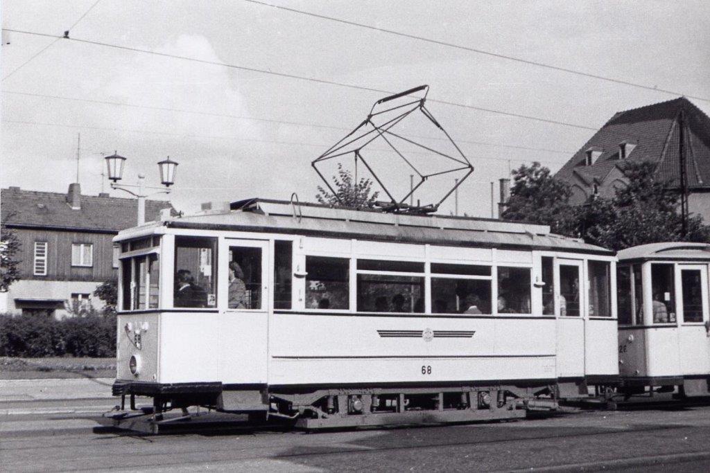 Triebwagen 68 vor der Lutherkirche.