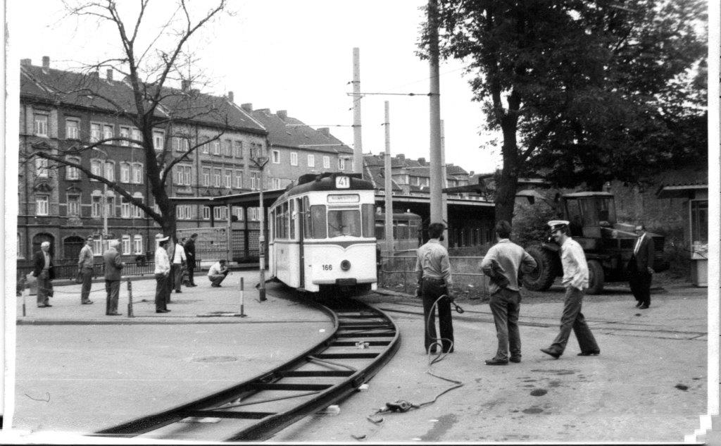 Wagen 166, der gerade vom Arbeitswagen 3 auf das provisorische Zufahrtsgleis zum Ladegleis am Nordbahnhof gedrückt wird.