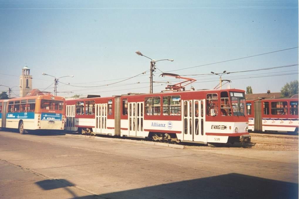 Auf dem Betriebshof Magdeburger Allee stehen zwei Tatra-Wagen.