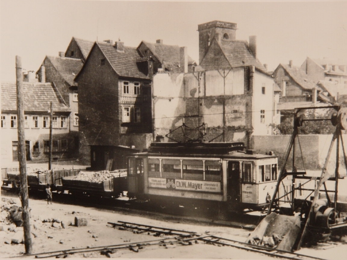 Bahn beseitigt Tr&uuml;mmer