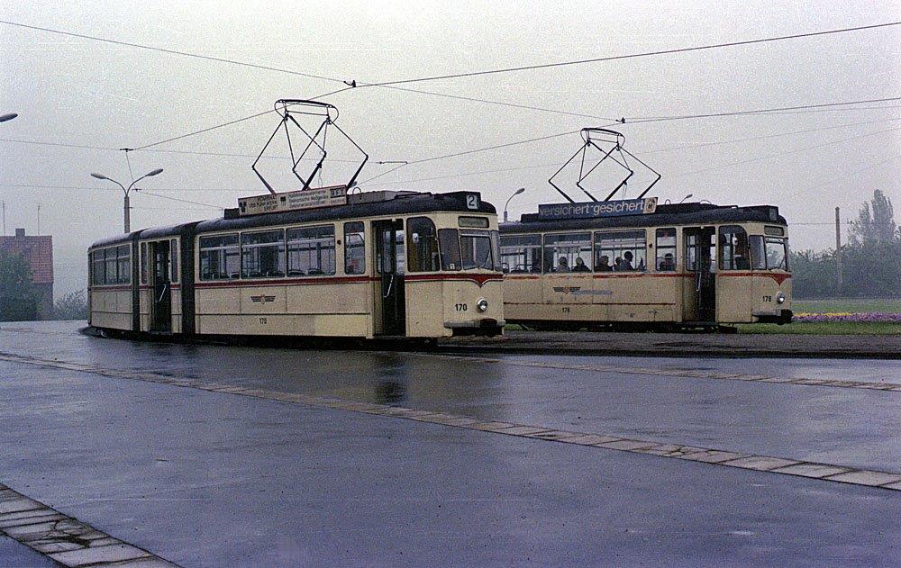 Endschleife iga 1977: Zwei Gothaer Gelenkwagen warten auf den Gleisen der Wendeschleife ihre Fahrzeit ab.