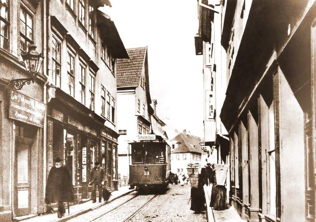 Triebwagen 33 auf der Langen Brücke.