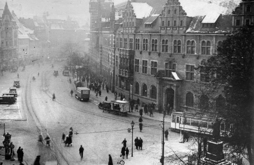 Anger im Winter mit Triebwagen auf der Linie 1.