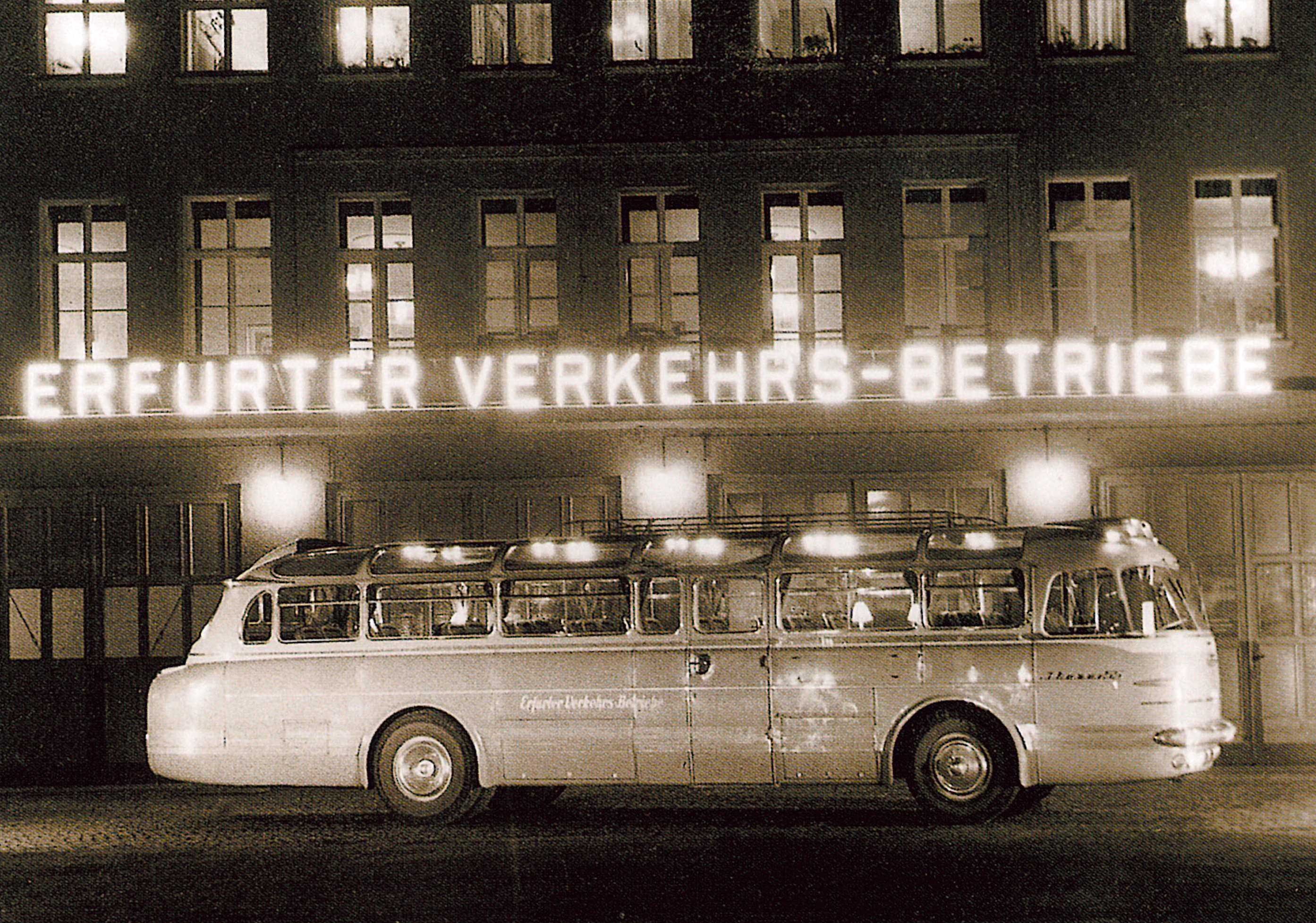 Bus vor Busbahnhof 1957