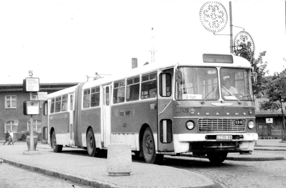 Ikarus-Bus des Typs 180 am Busbahnhof.