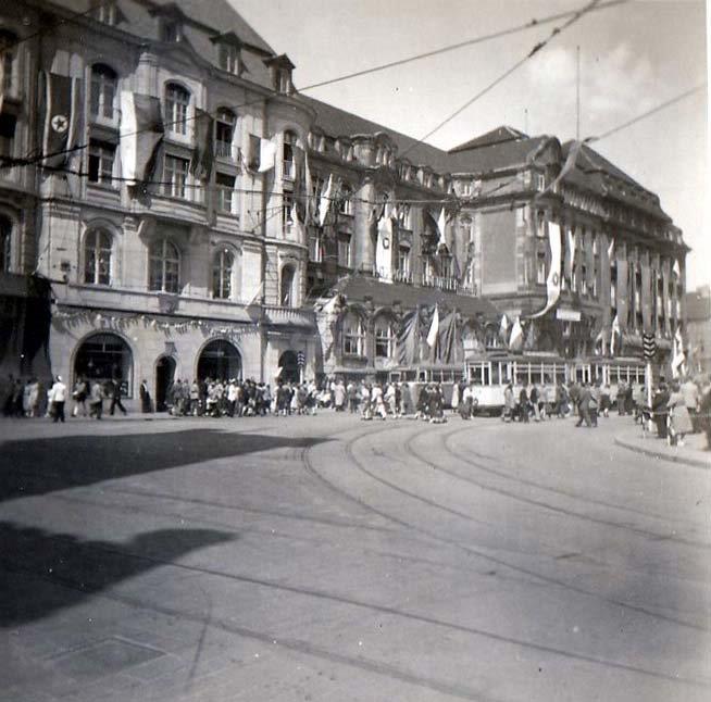 Erfurter Hof am Bahnhof. Davor zwei Ammendorfer Triebwagen von 1930 auf der Linie 4 und dahinter einen neuen H6-Bus.