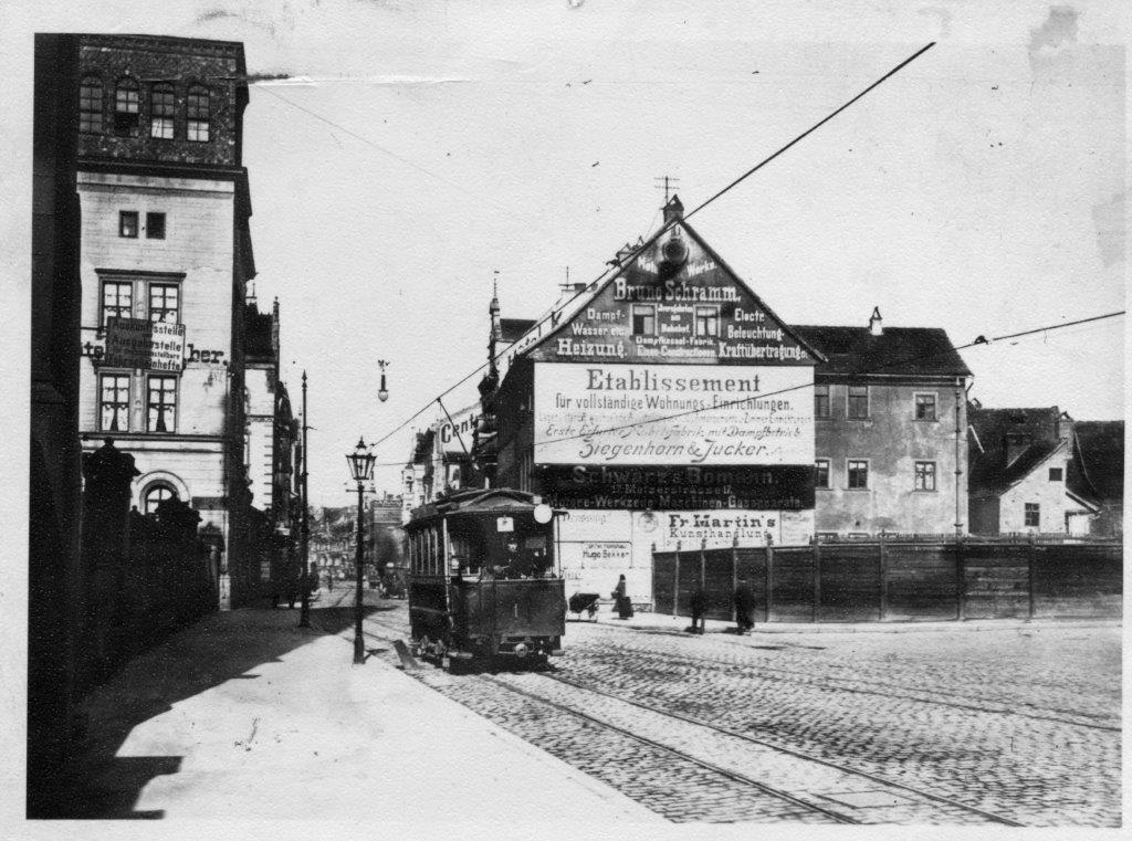 Triebwagen 1, Baujahr 1894, erreicht auf der weißen Linie die Haltestelle am Hauptbahnhof.