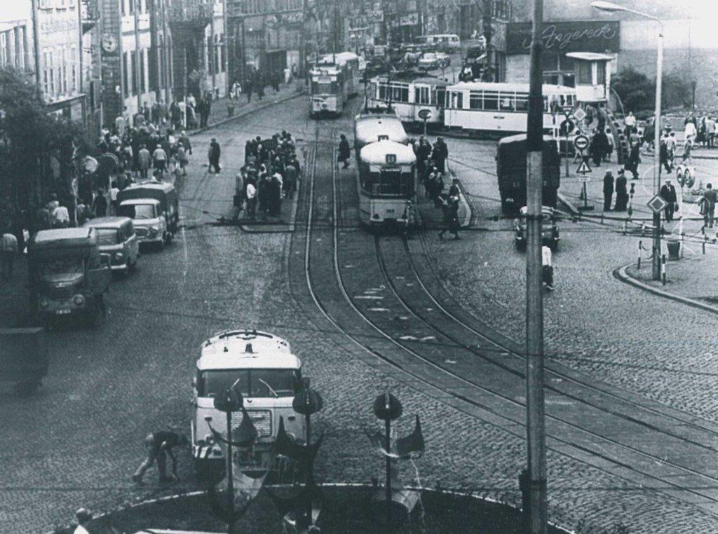 Sprengwagen der Stadtwirtschaft, Autos und Verkehrsturm auf dem Anger,