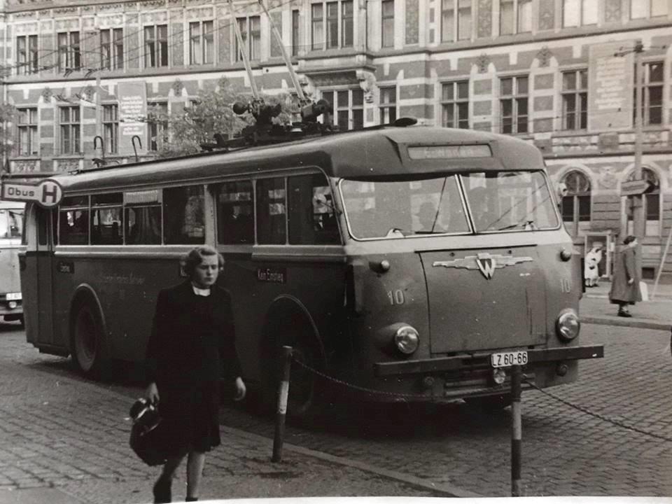 LOWA-Obus am Anger in Richtung Melchendorf eingedrahtet.