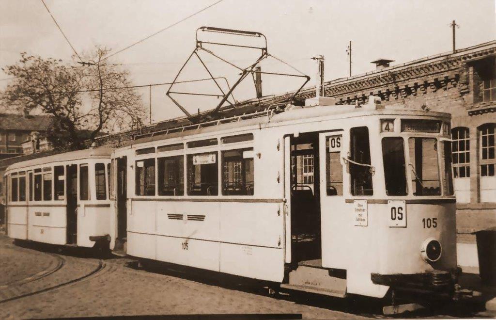 Triebwagen 105 im Jahr 1970 mit einem 3-türigen Beiwagen abgestellt in der Breitscheidstraße.