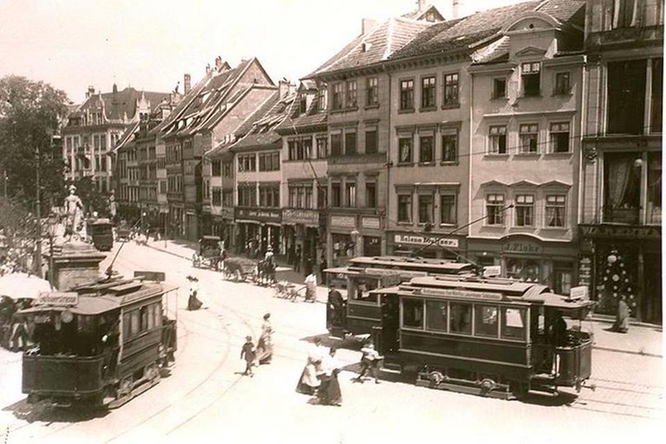 Domplatz mit regem Straßenbahnverkehr.