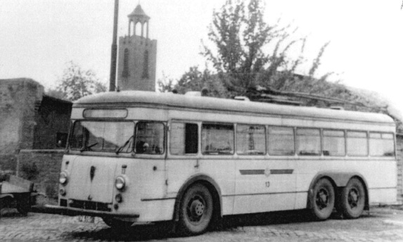 Obus 13 im Betriebshof in der heutigen Magdeburger Allee.