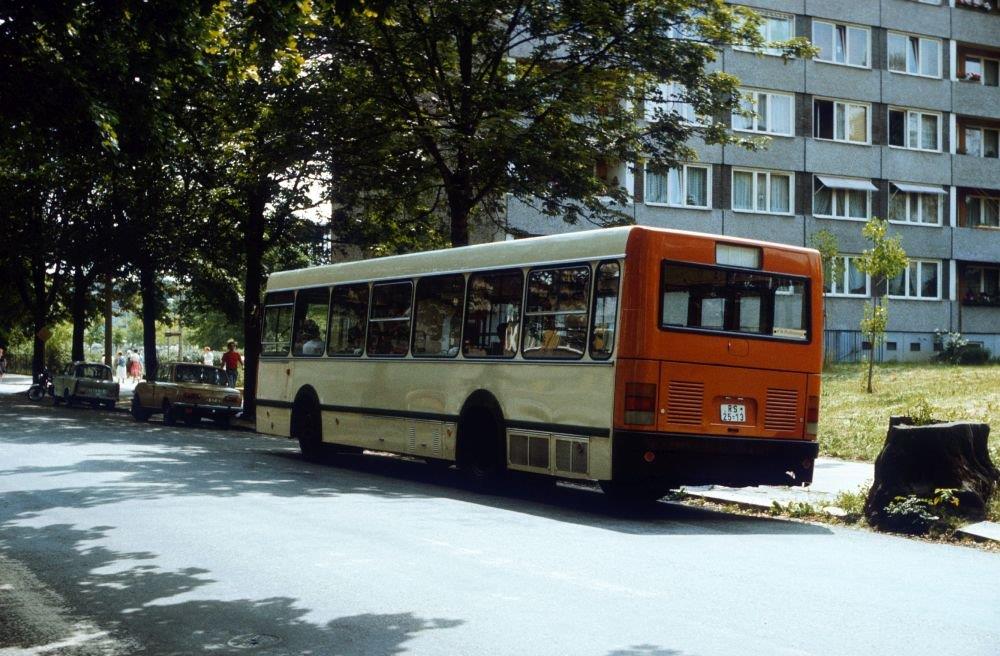 Von hinten: Ikarus 415, in der zur 750-Jahr-Feier für Ostberlin (1987) kreierten Farbgebung lackiert, mit einem Dresdner Kennzeichen.