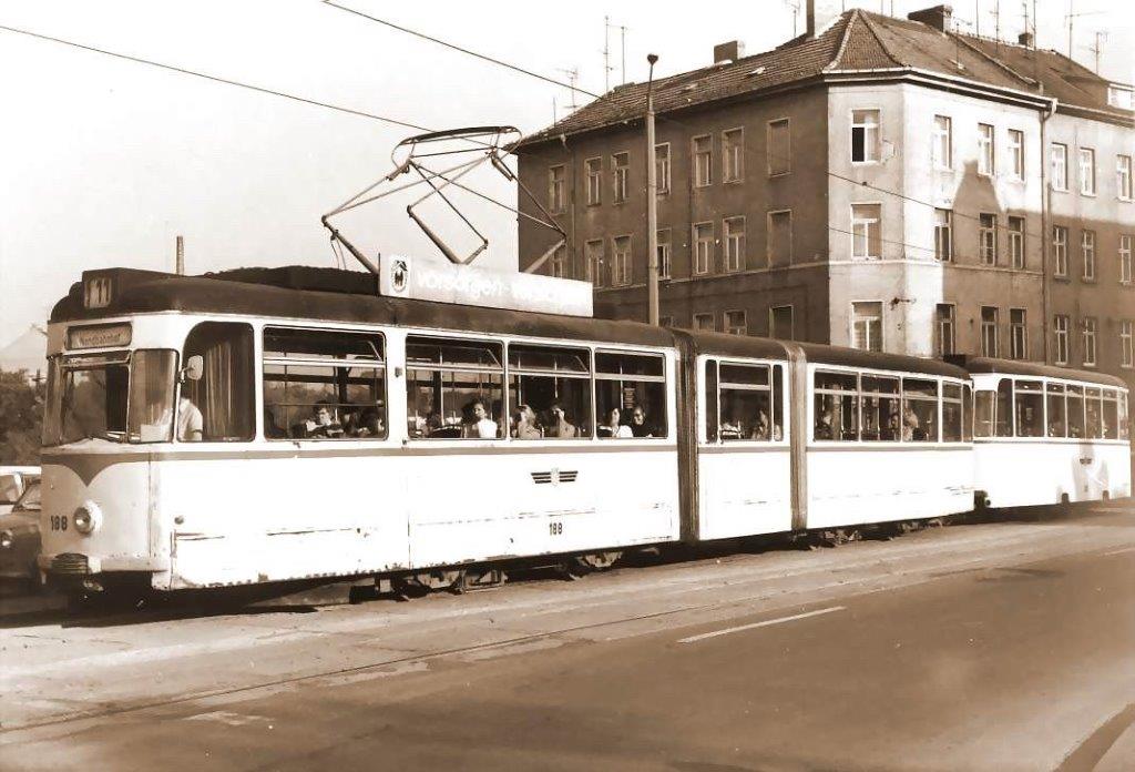 Gelenkwagen 188 im Jahr 1981 auf der Flutgrabenbrücke am Talknoten