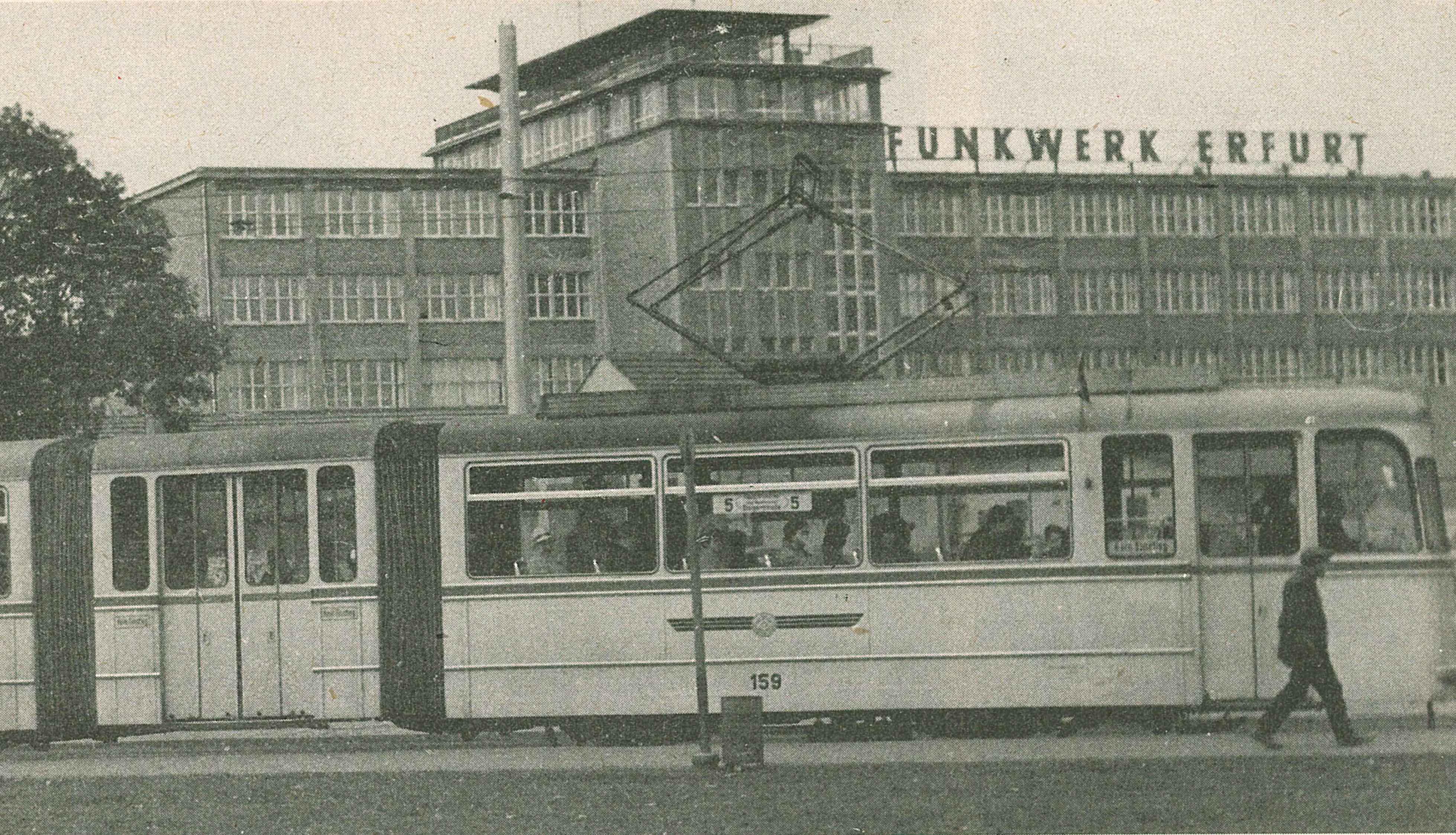 Gelenkzug Gotha vor Funkwerk Erfurt
