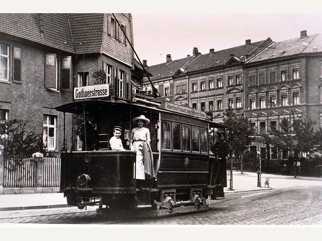 Familienfoto auf Triebwagen 17 an der Endstelle Gothaer Straße.