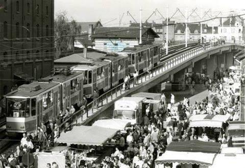 Südliche Rampe der Straßenbahnbrücke über den Nordbahnhof am Eröffnungstag der nun bis zur Gleisschleife Grubenstraße führenden Strecke.