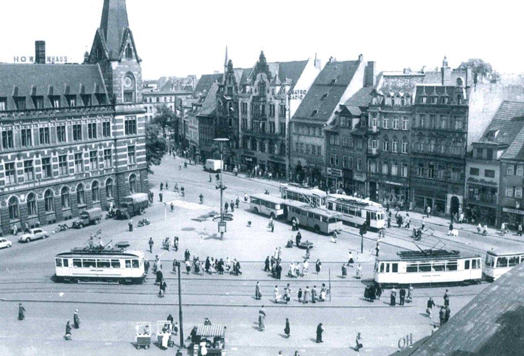 Anger mit zwei Straßenbahnzügen und Obuszug.