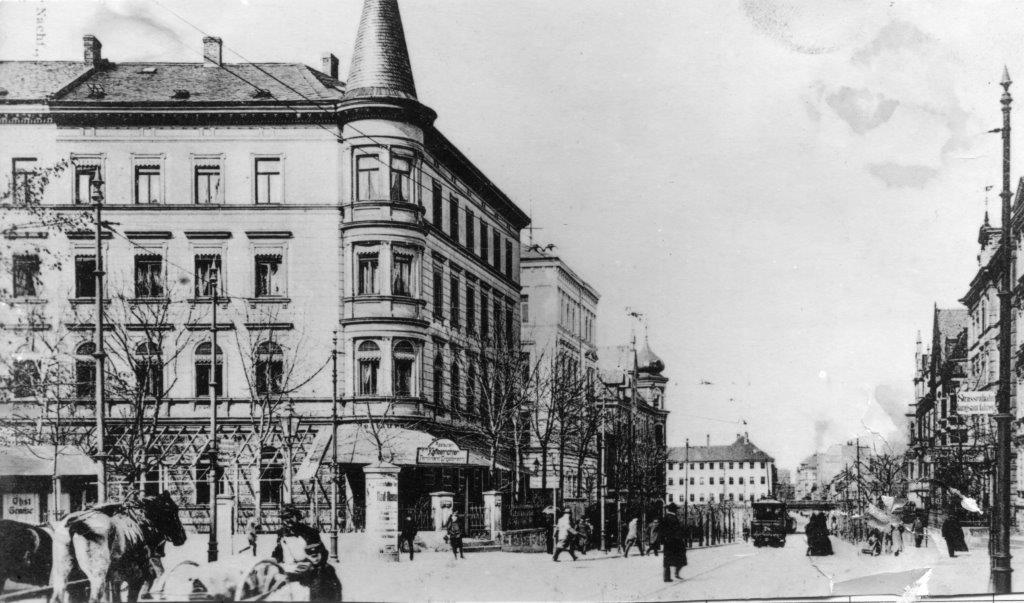 Blick vom Kaffeetrichter in die Löberstraße mit in Richtung Hirschgarten fahrendem Straßenbahnwagen.