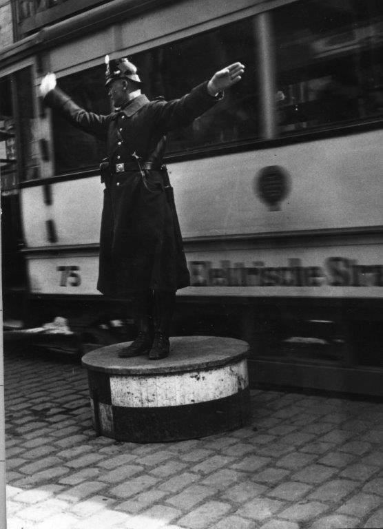 Polizist regelt Verkehr auf dem Anger.