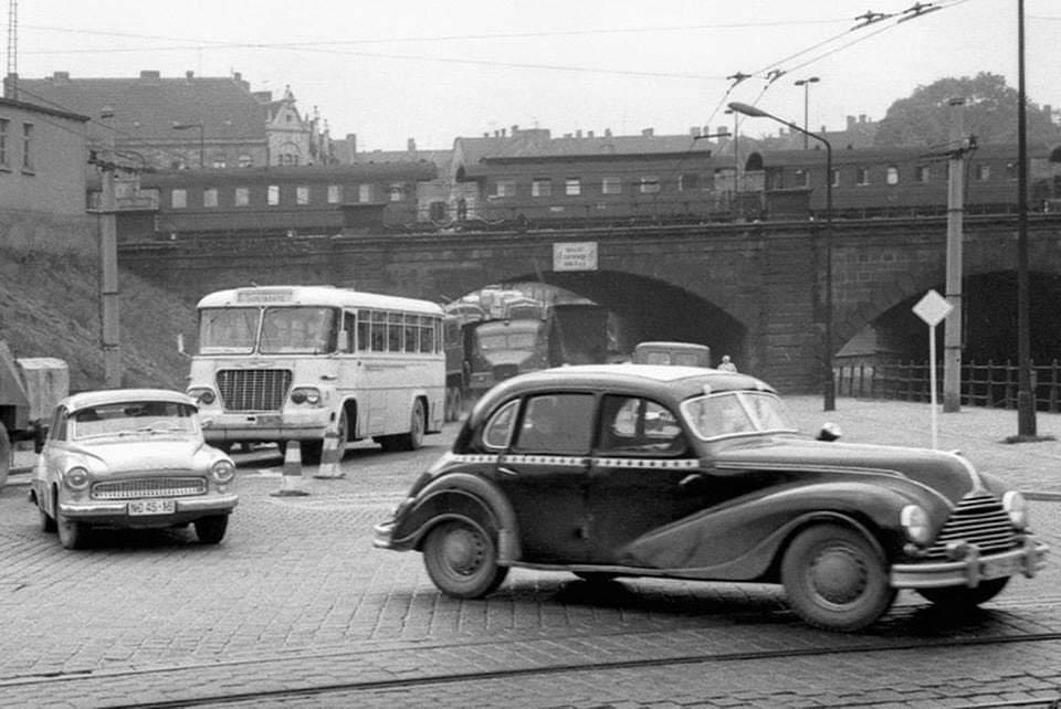 Bahnunterführung am Schmidtstedter Knoten mit Taxi, Bus und Auto.