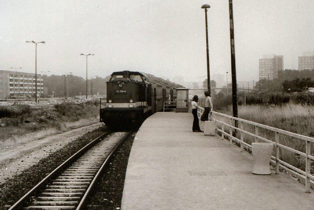 S-Bahn fährt aus dem Endpunkt Berliner Straße aus.