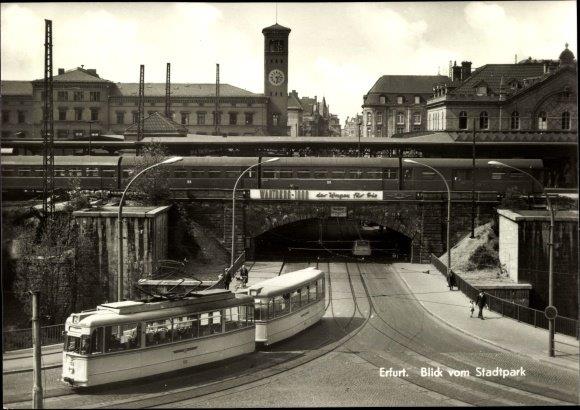 Postkarte mit Blick auf Bahnhof mit Reko-Reisezugwagen und Gothawagen auf der Linie 2.