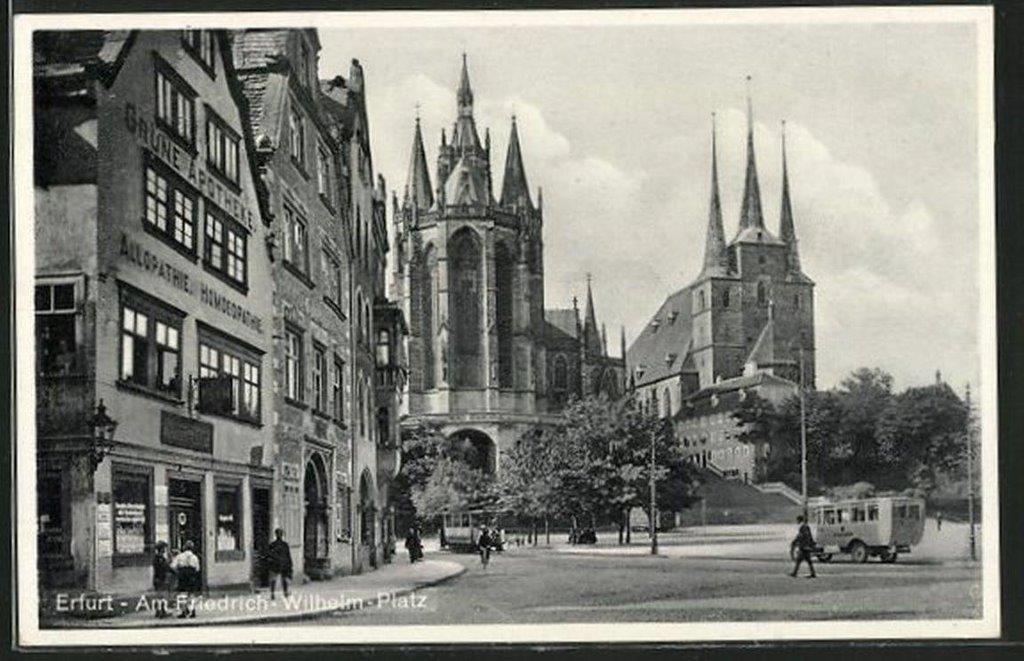 Domplatz mitStraßenbahnwagen.