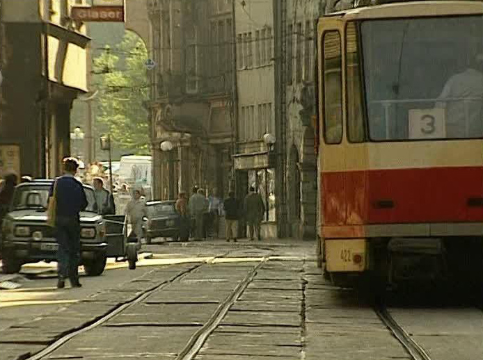 Marktstraße, durch die ein 3-Wagen-Zug der Linie 3 in Richtung Ulan-Bator-Straße fährt.