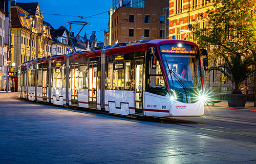 Tramlink in der Dämmerung am Anger