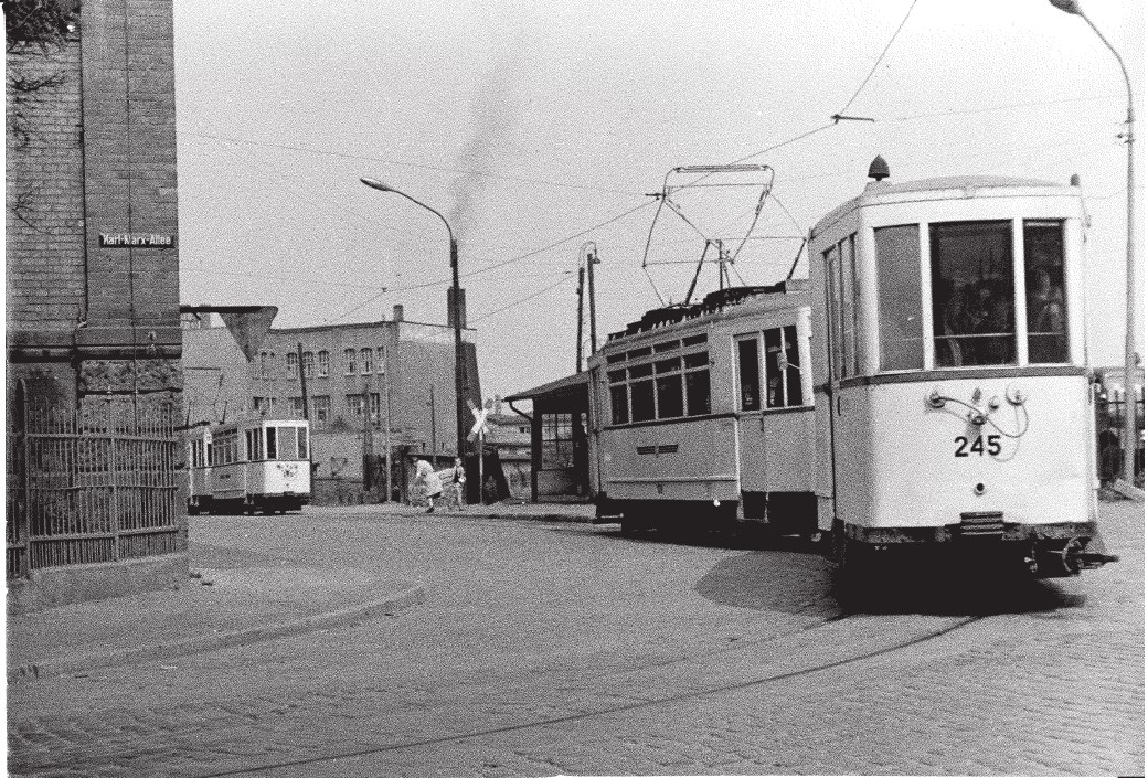 Einrichtungswagen in der Karl-Marx-Allee.