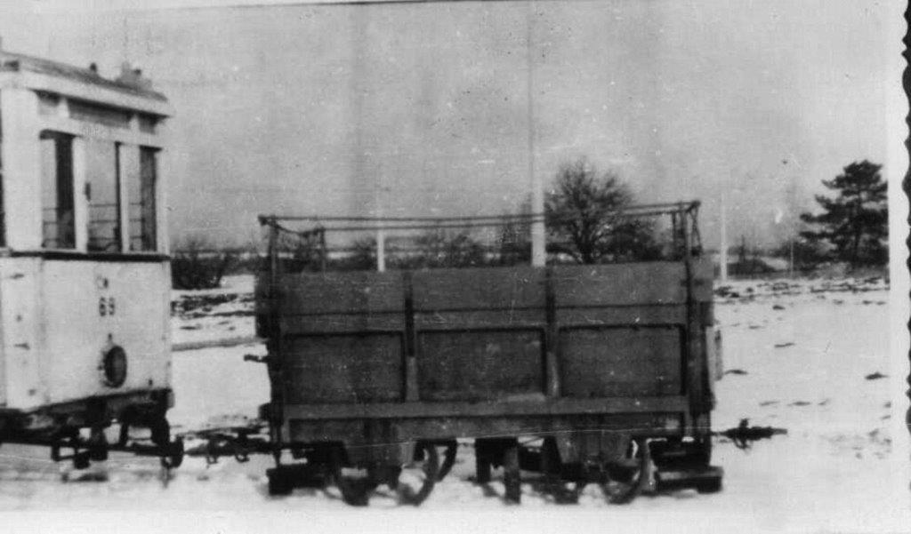 Als Salzlore verwendeter Winterdienstwagen.