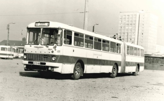 Ikarus 408 auf dem Betriebsgelände in der Magdeburger Allee