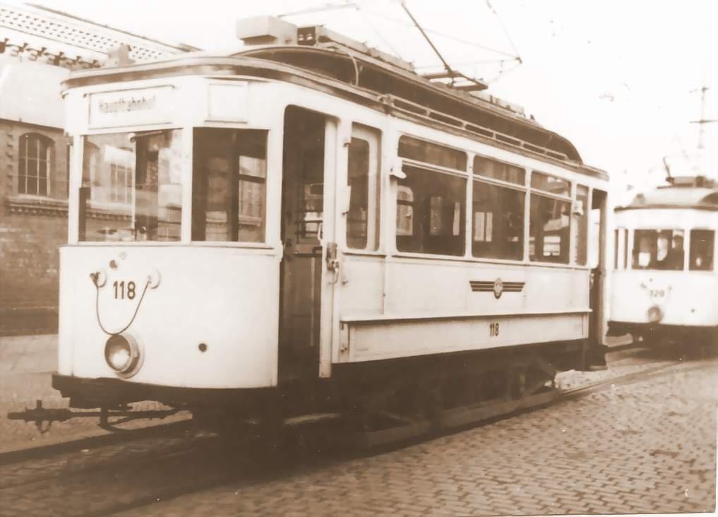 Triebwagen 118 und 120 kurz vor der Abgabe nach Eisenach in der Breitscheidstraße 1956.