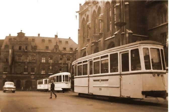 Zwei Beiwagen auf dem Fischmarkt.