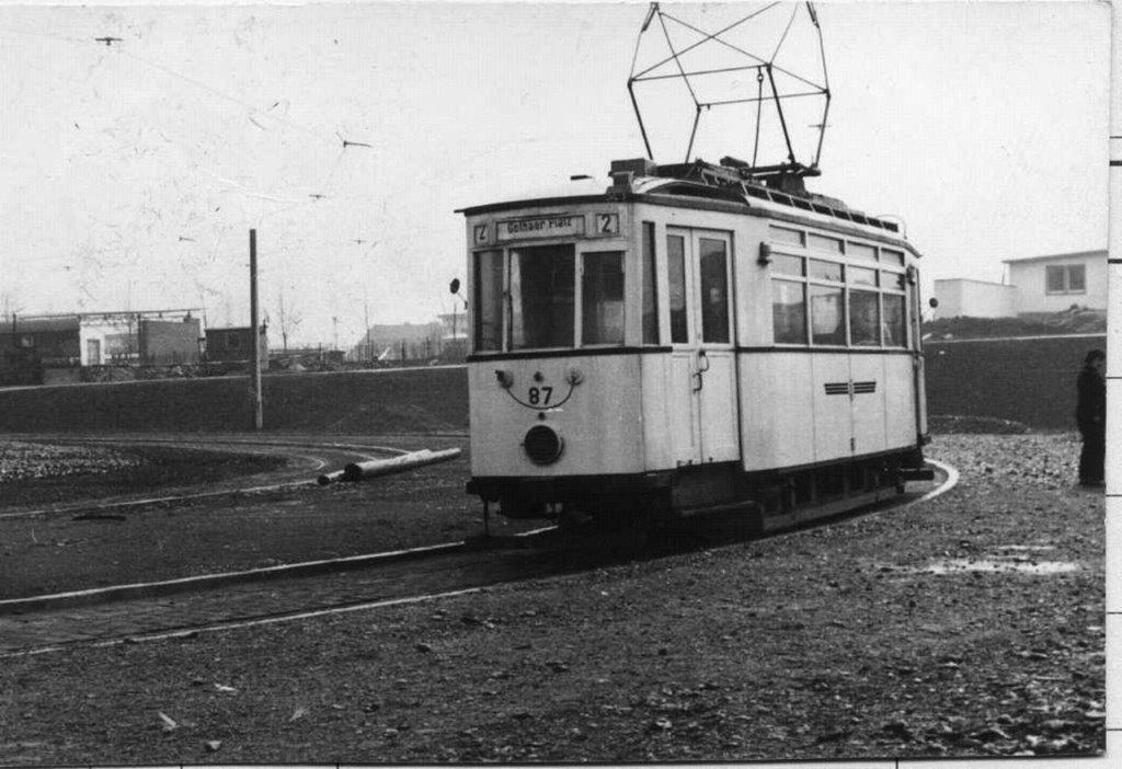 Triebwagen 87 in der Wendeschleife Gothaer Straße.